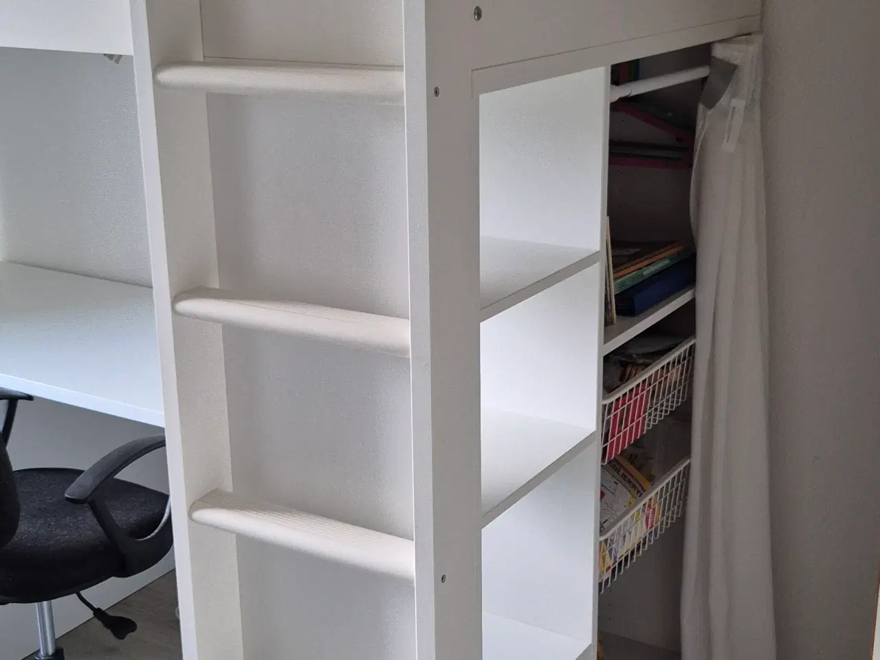 Billede 3 - Højseng inkl. stol og lampe
