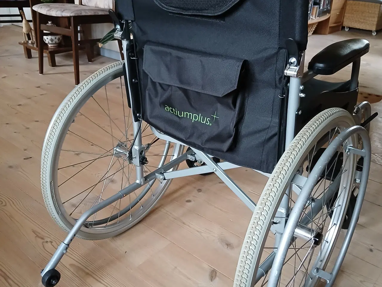 Billede 1 - Letvægts ActiumPlus-kørestol