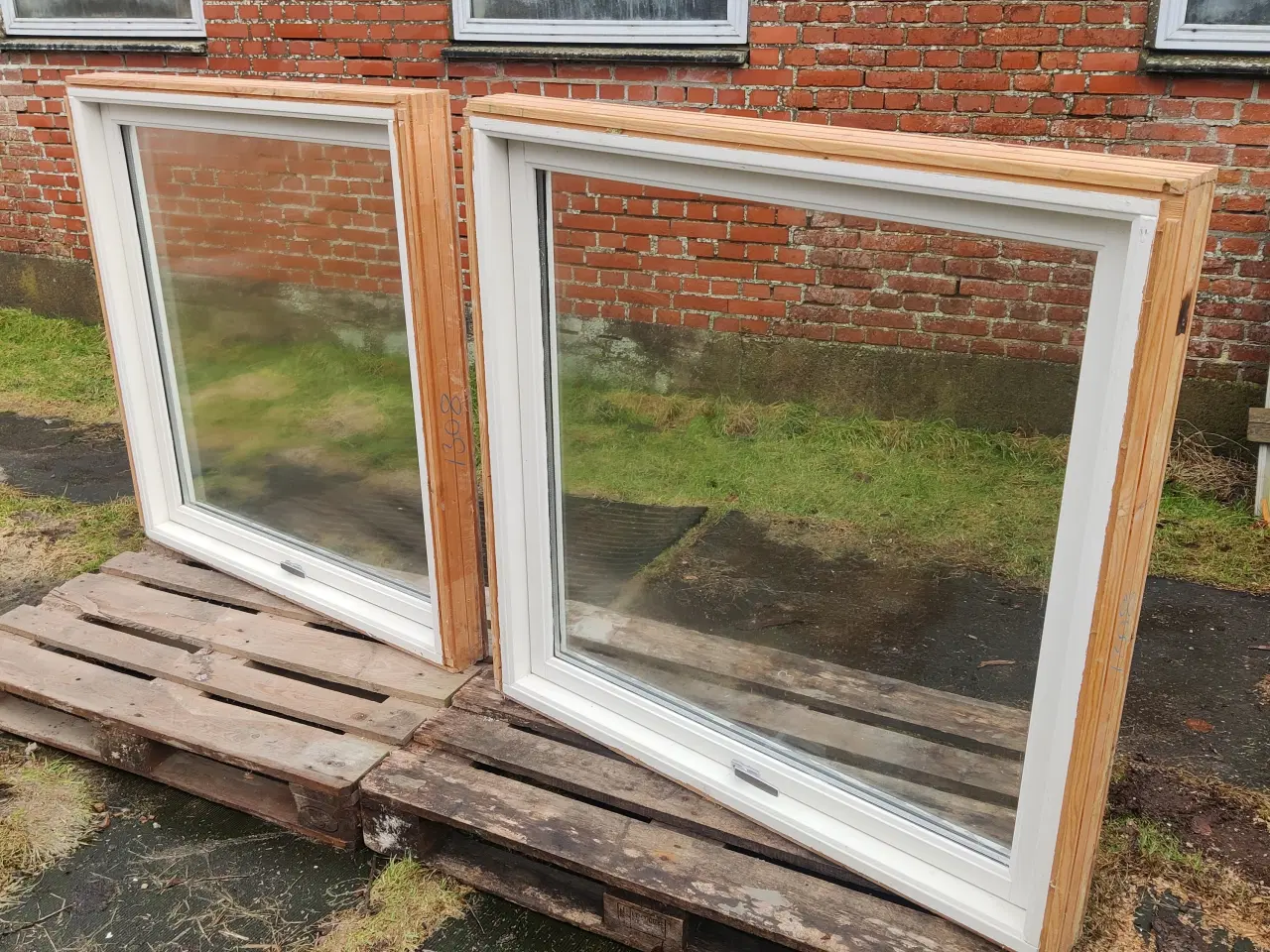 Billede 2 - 2 Stk. træ vinduer