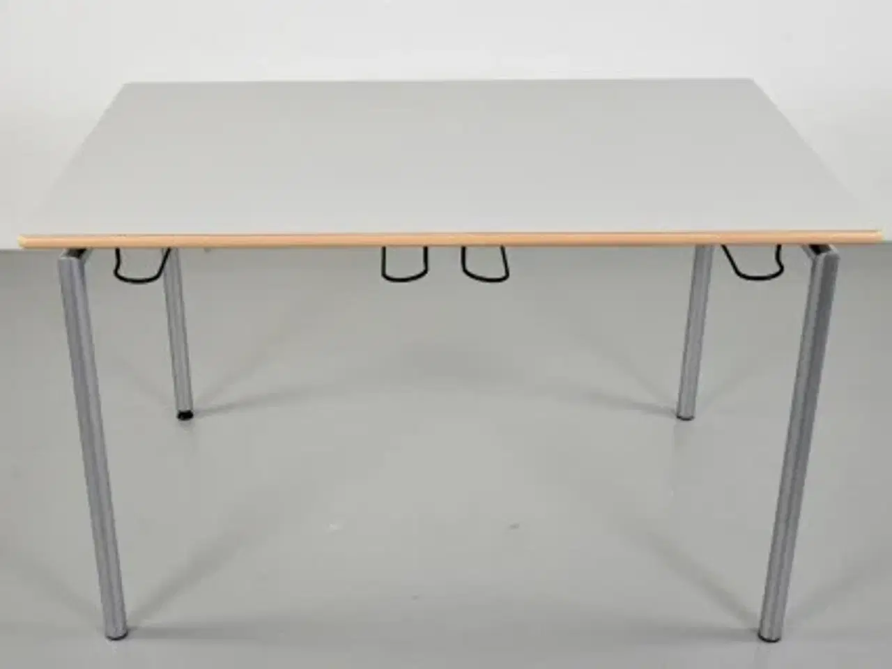 Billede 2 - Randers radius kantinebord med grå plade og stoleophæng - 120cm