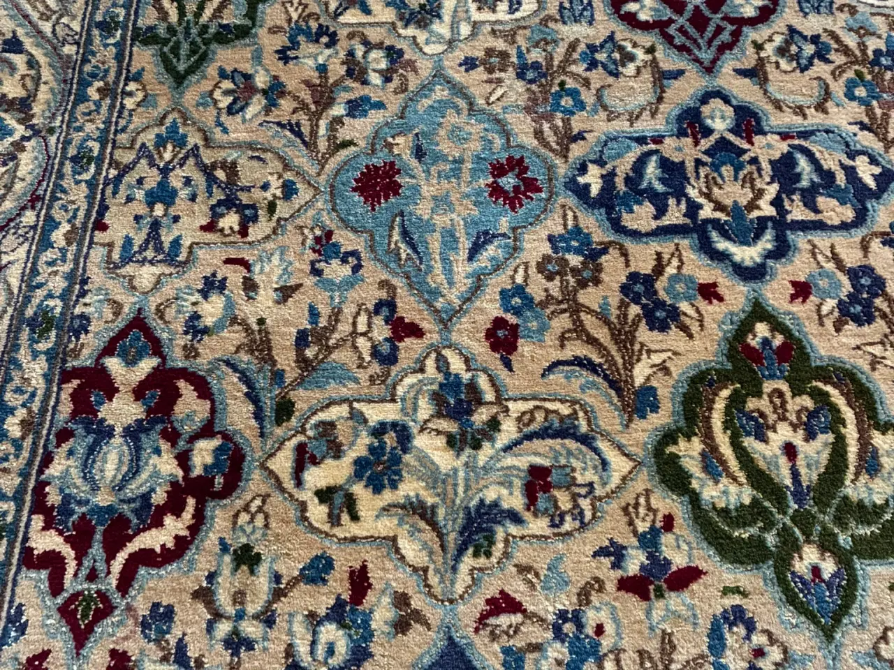 Billede 3 - Persisk tæppe med blomstermønster