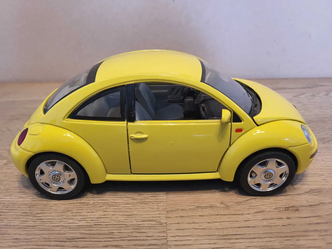 Billede 4 - Modelbil: VOLKSWAGEN NEW BEETLE 1998.  Skala 1/18.