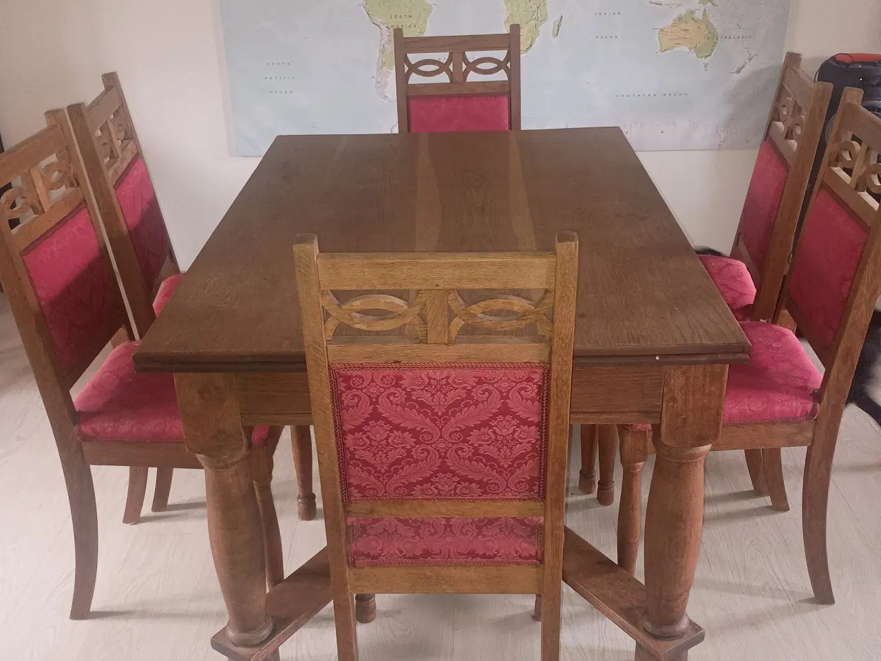 Billede 1 - Massiv spisebord og 6 stole