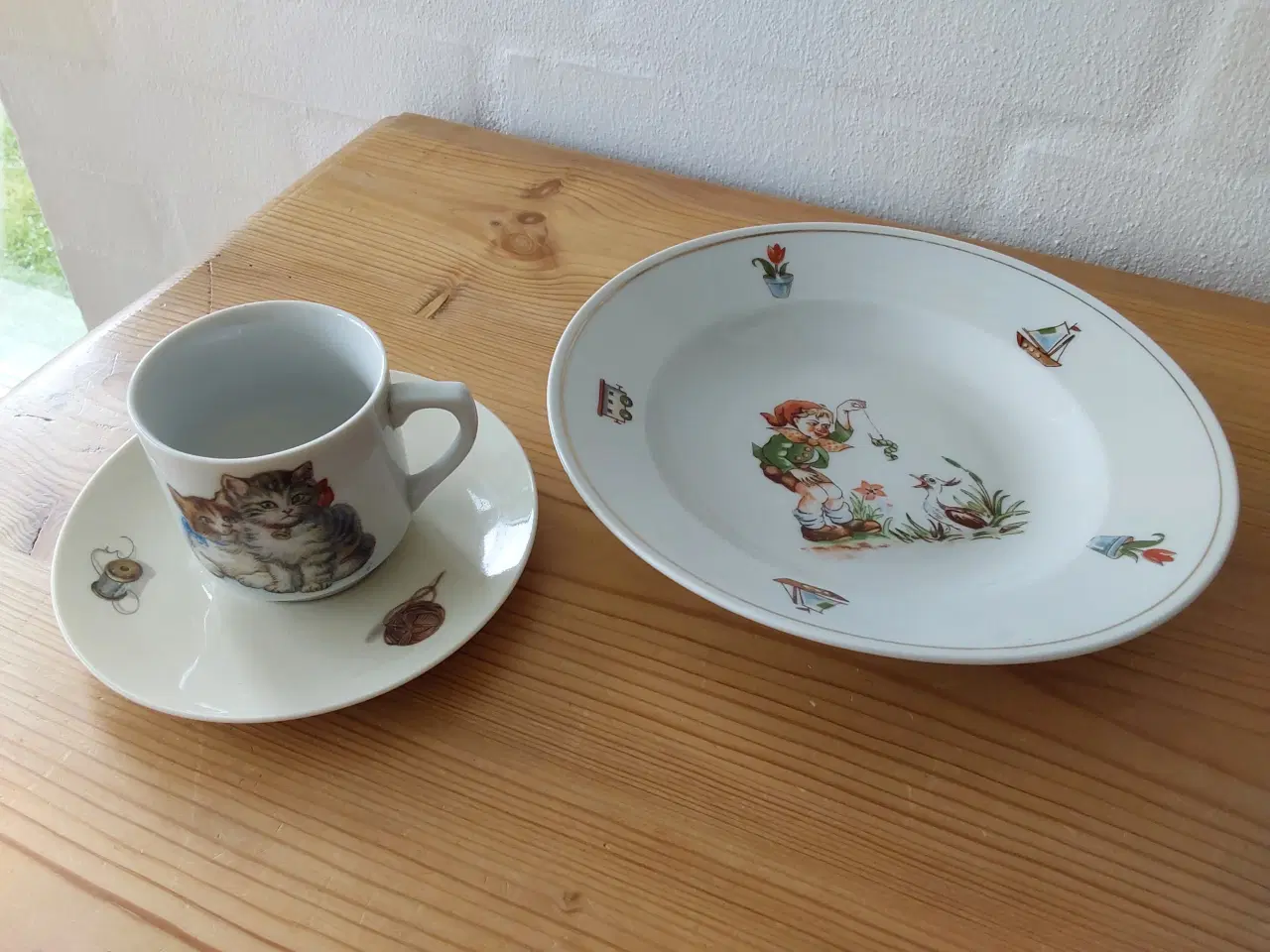 Billede 1 - Barnekop og dyb tallerken med motiv fra 1950'erne