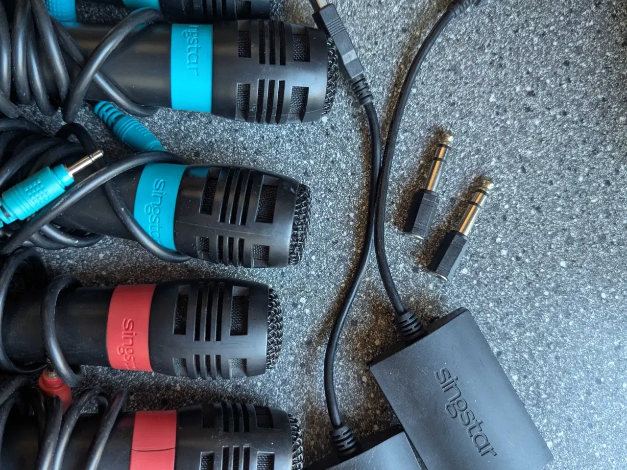 Billede 2 - Ps2 singstar pakke 4 spil/ 6 microfoner 