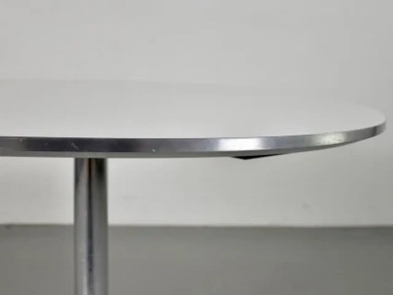 Billede 5 - Fritz hansen cafébord i hvid med metal kant