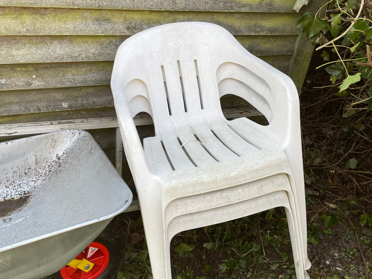 Billede 1 - Gives væk - havebord og 3 havestole - hvid plast