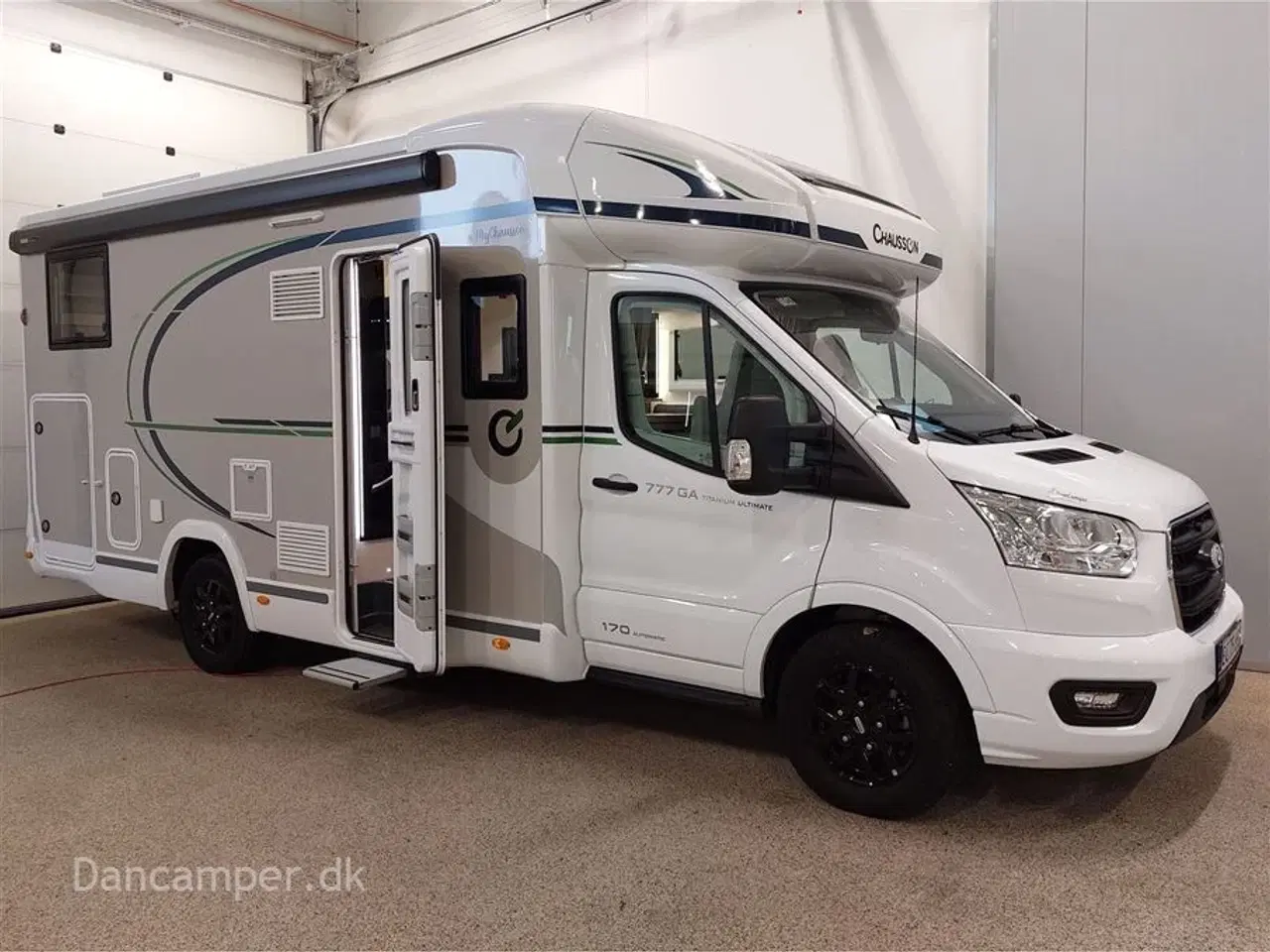 Billede 1 - 2024 - Chausson Titanium 777GA ULTIMATE   KOMISSIONSBIL! Enkeltsenge, lounge, siddegruppe, opredning i siddegruppen. 170HK Aut, markise, solceller mmm