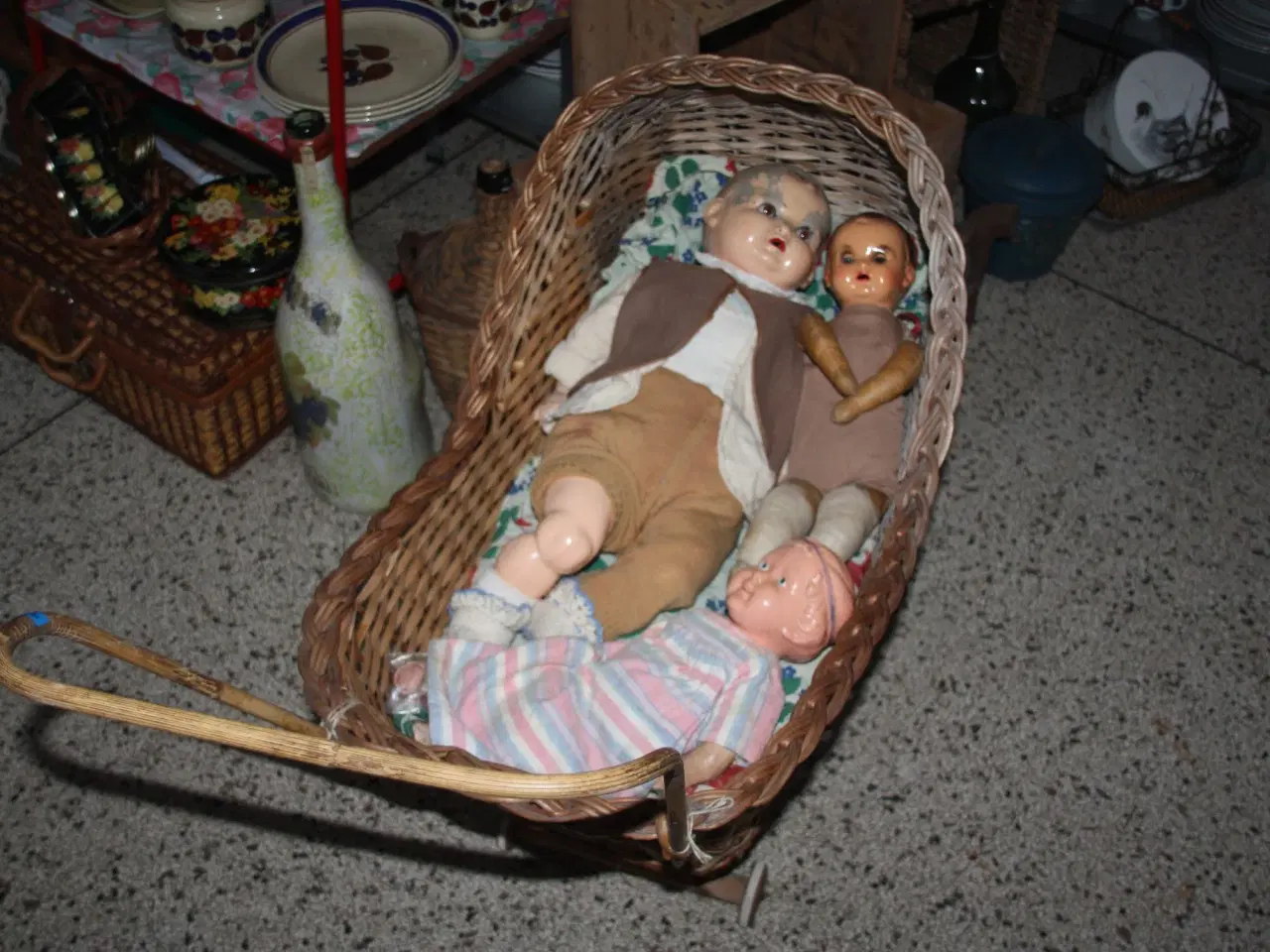 Billede 2 - Antik dukke-barnevogn med dukker