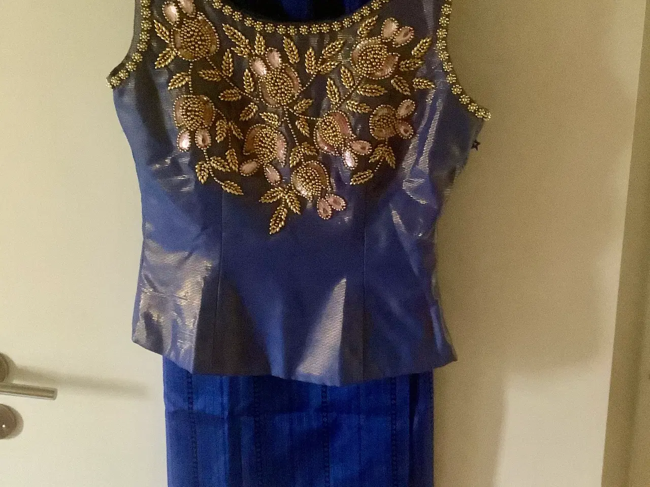 Billede 1 - Smuk selskabsdragt i Thai silke.