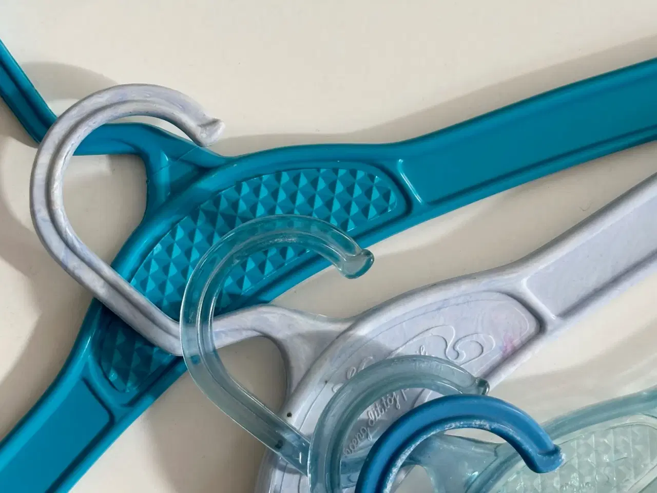 Billede 3 - Retro plastikbøjler, blålige, 7 stk samlet