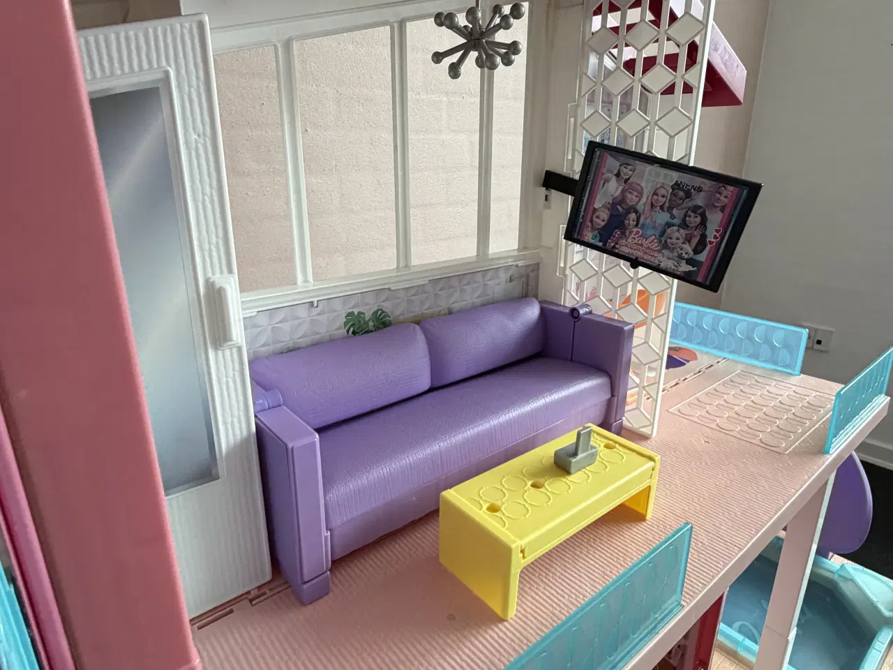 Billede 4 - Barbiehus med bil, elevator og pool