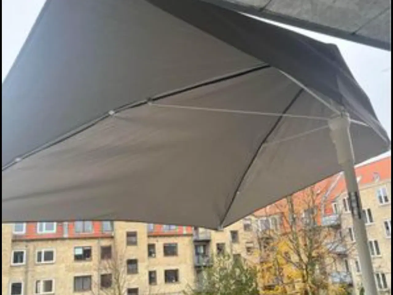 Billede 3 - Altan parasol med parasolfod fra Ikea