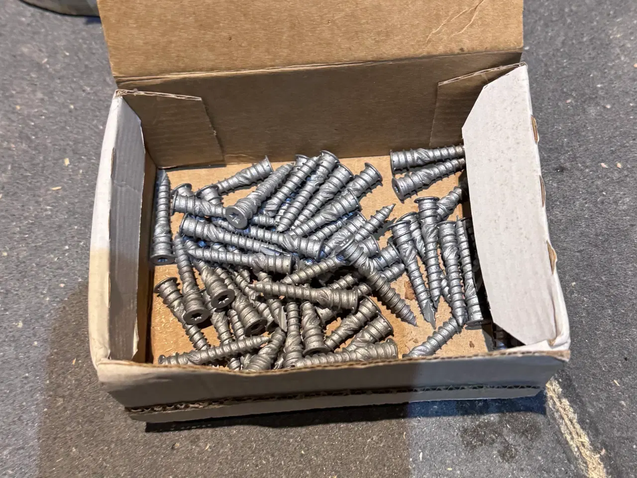 Billede 18 - Isolering, alu profiler, skruer