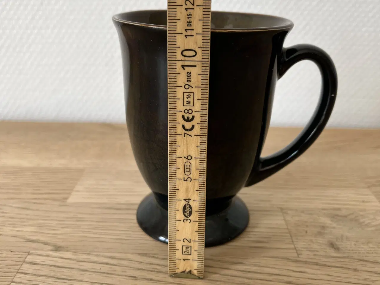 Billede 4 - Krus på fod - sort udenpå og brunlig indeni