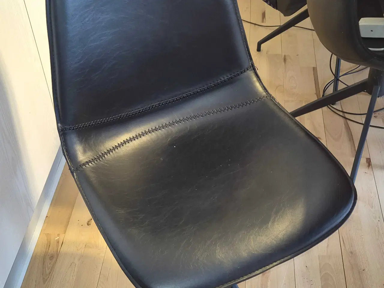 Billede 2 - Massiv plankebord med stole 