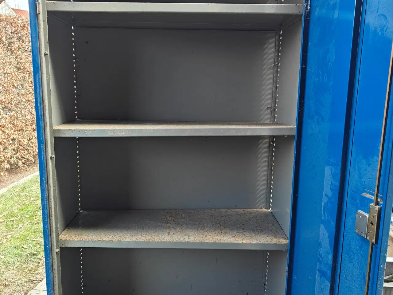 Billede 1 - Metal skab med lås.