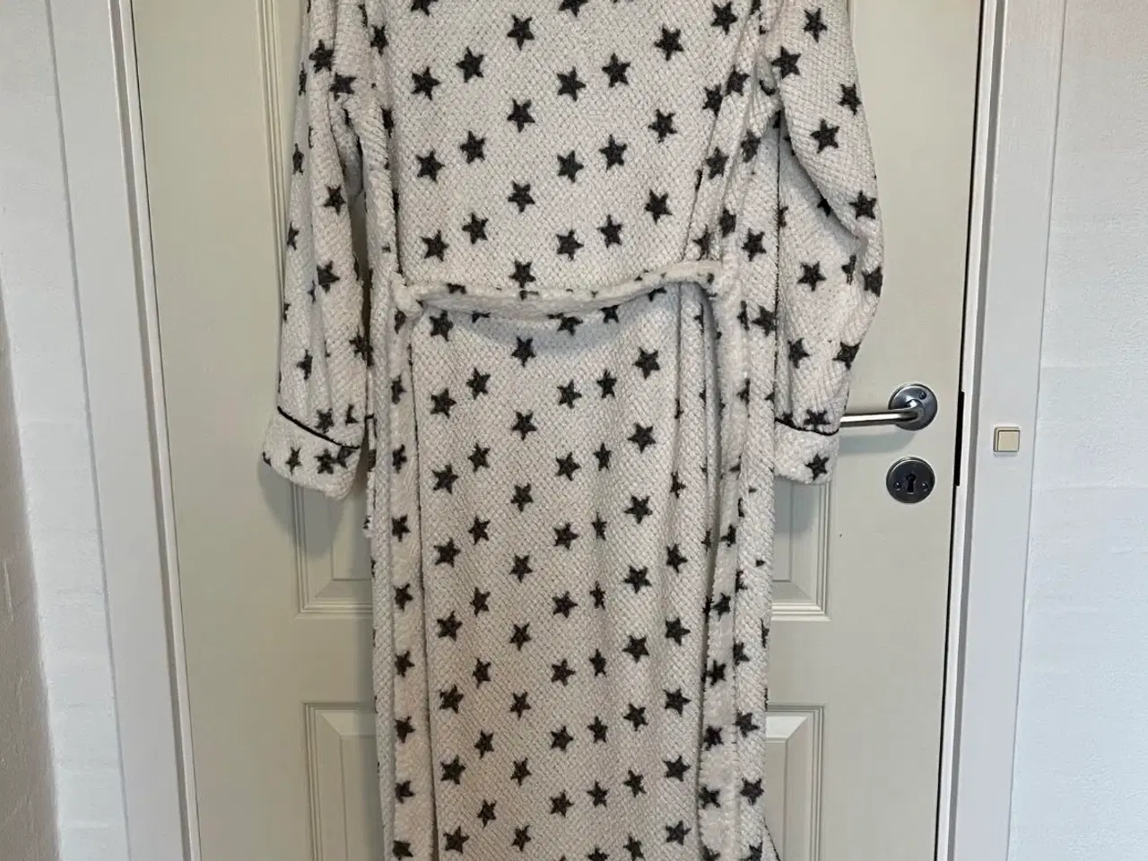 Billede 2 - Hvid Missya morgenkåbe med grå stjerner