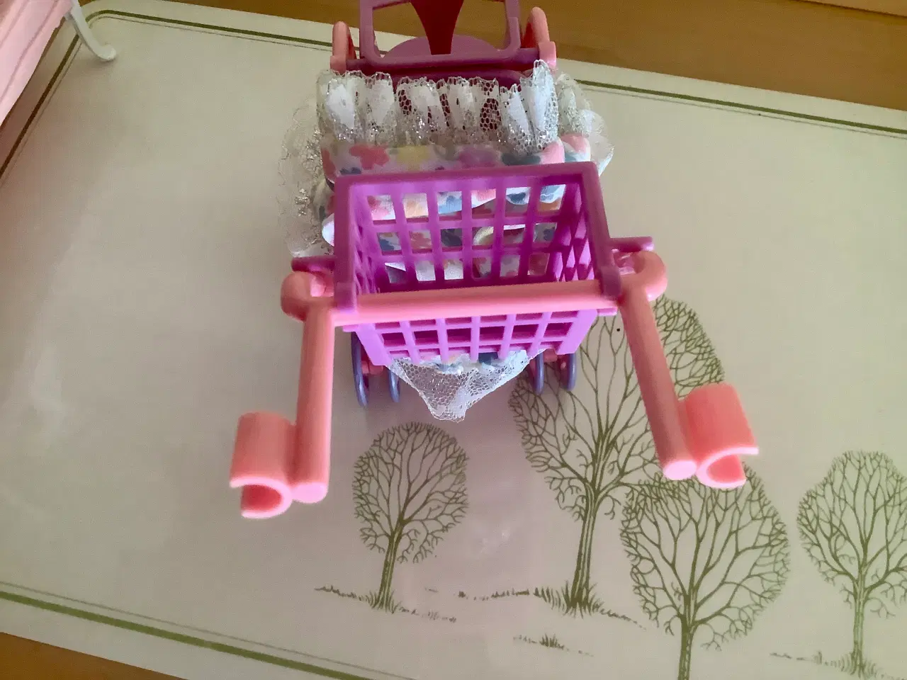 Billede 6 - Sød Dukkevogn som passer til Barbie o.a. dukker.