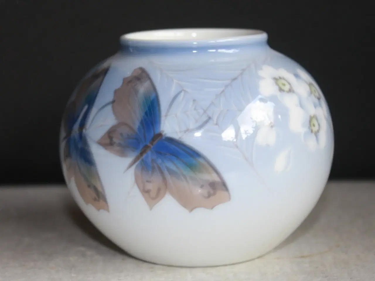 Billede 1 - Vase med sommerfugle fra Royal Copenhagen