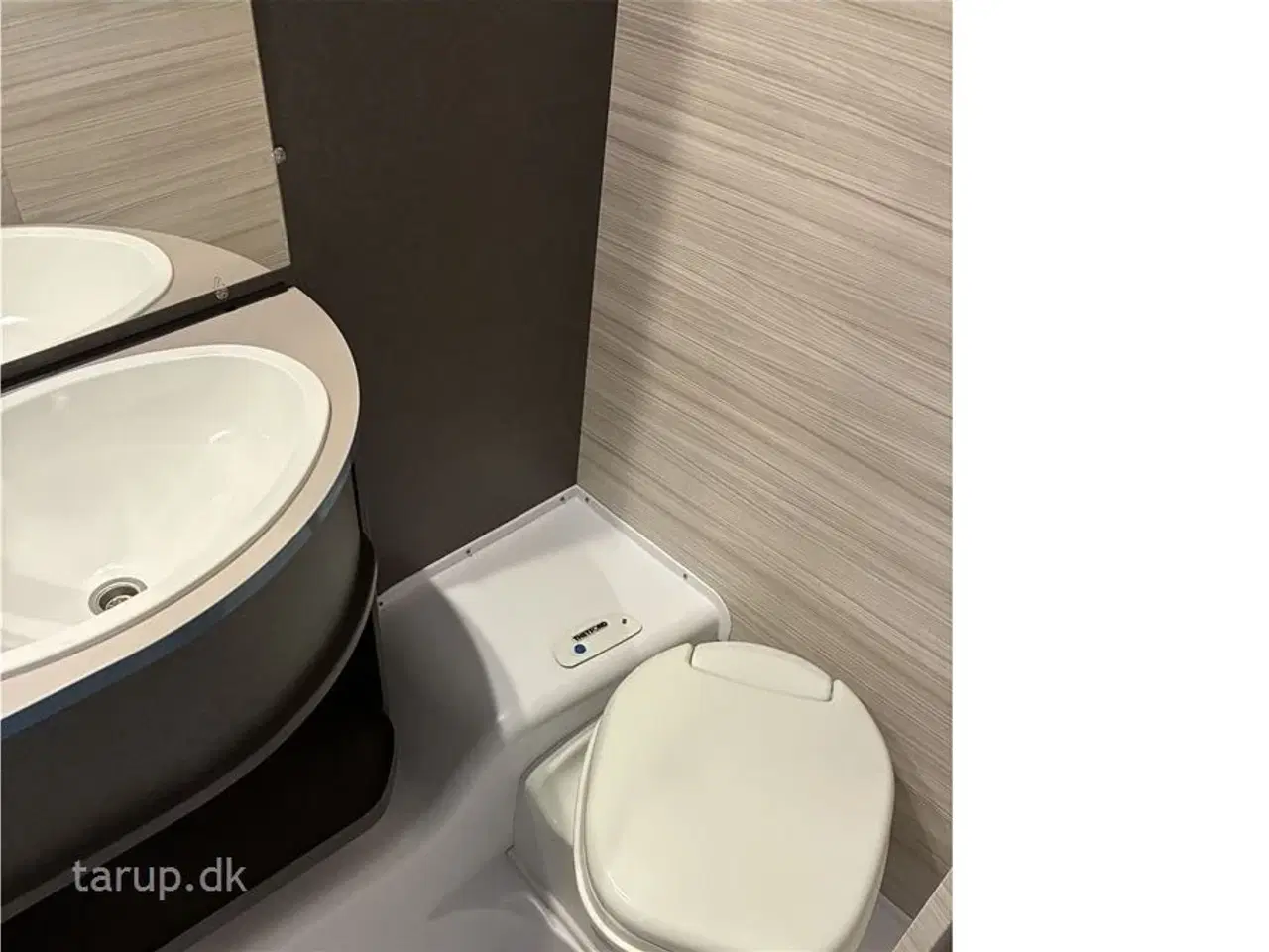 Billede 16 - 2026 - Dethleffs C'joy 460 LE   Enkeltsenge med udtræk til dobbeltseng, endesiddegruppe, varmt vand, blæservarme, spildevandstank,  kompressorkøleskab