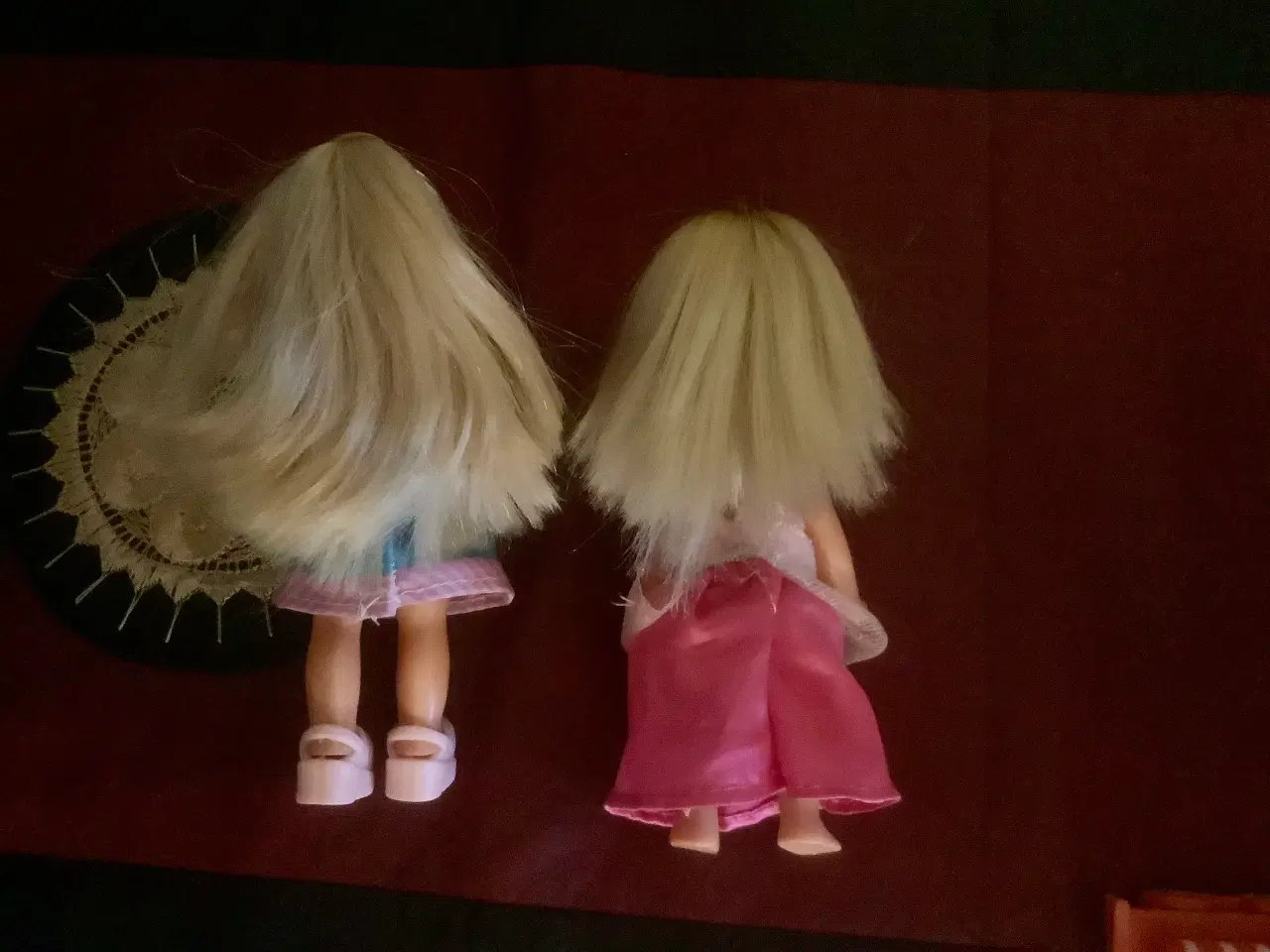 Billede 2 - Små dukker som passer til Barbie.