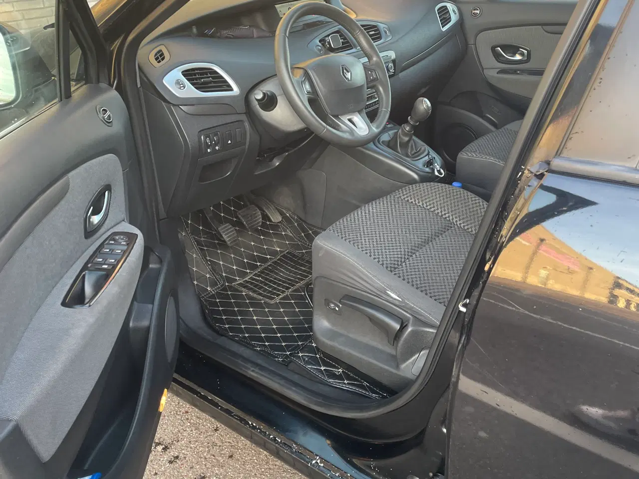 Billede 1 - Flot velholdt nysynet Renault Grand scenic