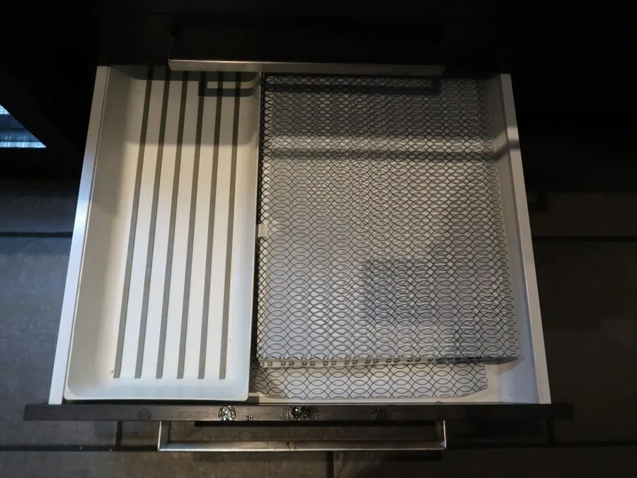 Billede 10 - 2 stk. Skabe med indhold