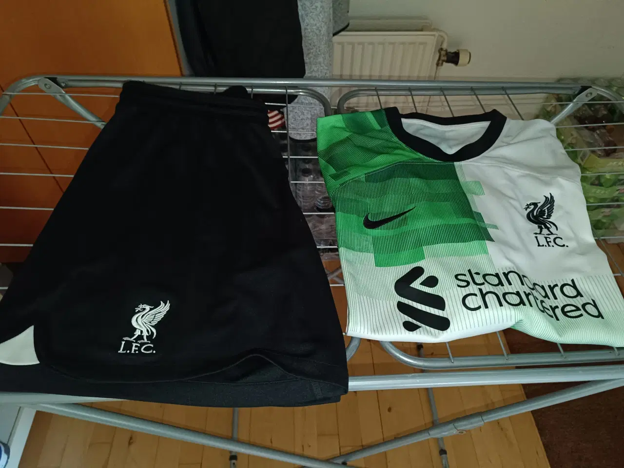 Billede 1 - Liverpool udebane t-shirt + shorts