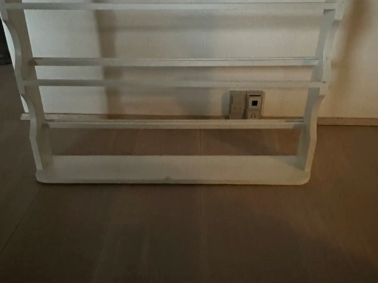 Billede 1 - Hvidmalet tallerken rækker