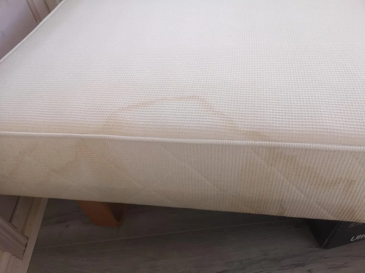 Billede 5 - 2 boksmadrasser med fine træfødder, 