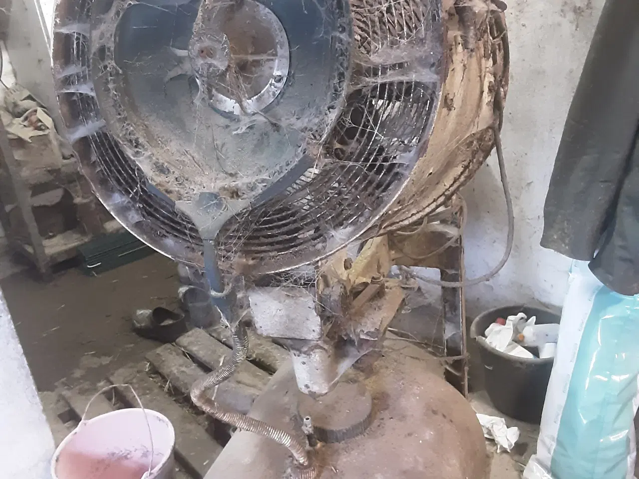 Billede 1 - Forstøver  har været brugt i stald 