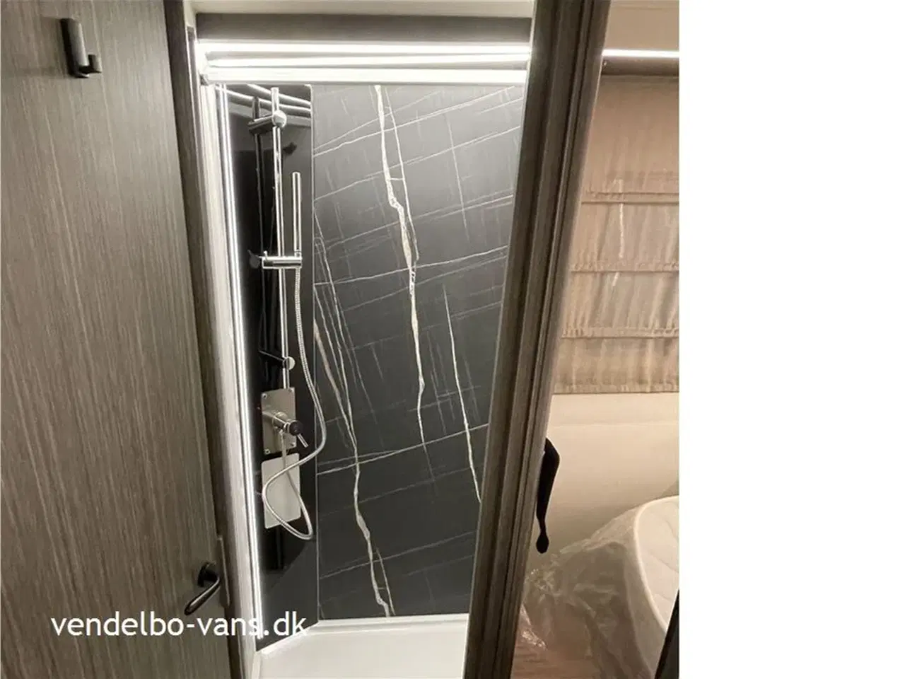 Billede 22 - 2026 - McLouis Nevis Lounge og stor højdejusterbar dobbeltseng bag + dobbeltseng foran