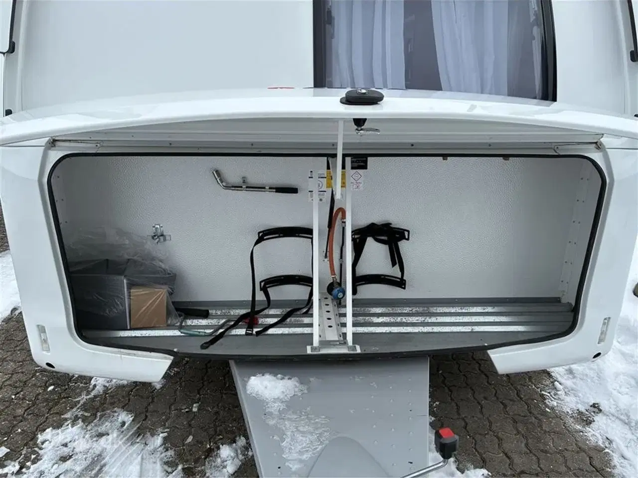 Billede 5 - 2021 - Adria Adora 613 PK Truma SX mover, Combifyr, Køjer og dobbeltseng, rund-siddegruppe og el-gulv-varme, 142 l. stort køleskab m/ frys, bluetooth højttalere, USB