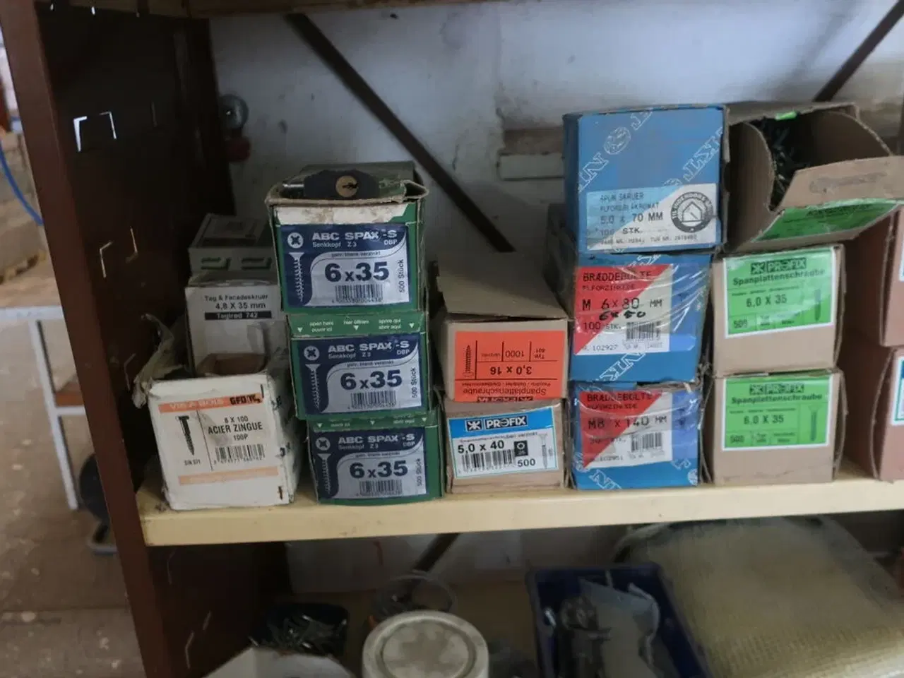 Billede 10 - Reol med div. Skruer, pudsemaskine SKILL m.m.