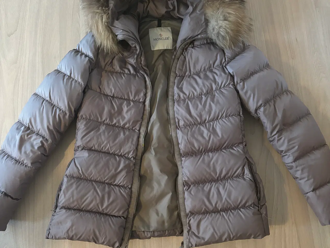 Billede 2 - moncler jakke. Str XS (lille i størrelsen) 