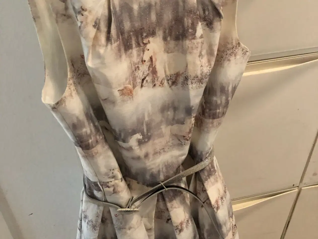 Billede 4 - Festkjiole med heste - smuk og speciel