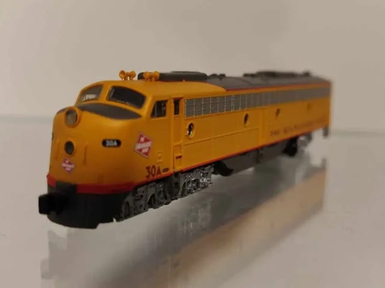 Billede 2 - AZL Milwaukee Road E9A Lokomotiv. Z skala.