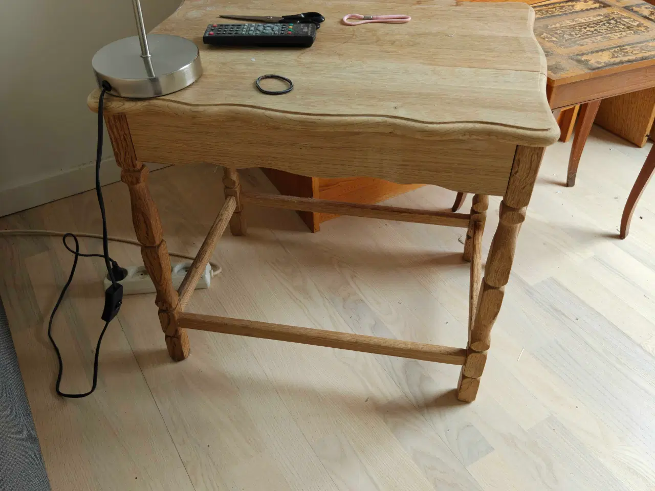 Billede 7 - Chartol, kommode, 3 mindre borde, m.m. i egetræ.