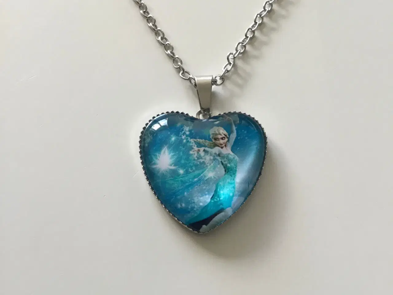 Billede 9 - Frost halskæde med hjerte vedhæng med Elsa Frost