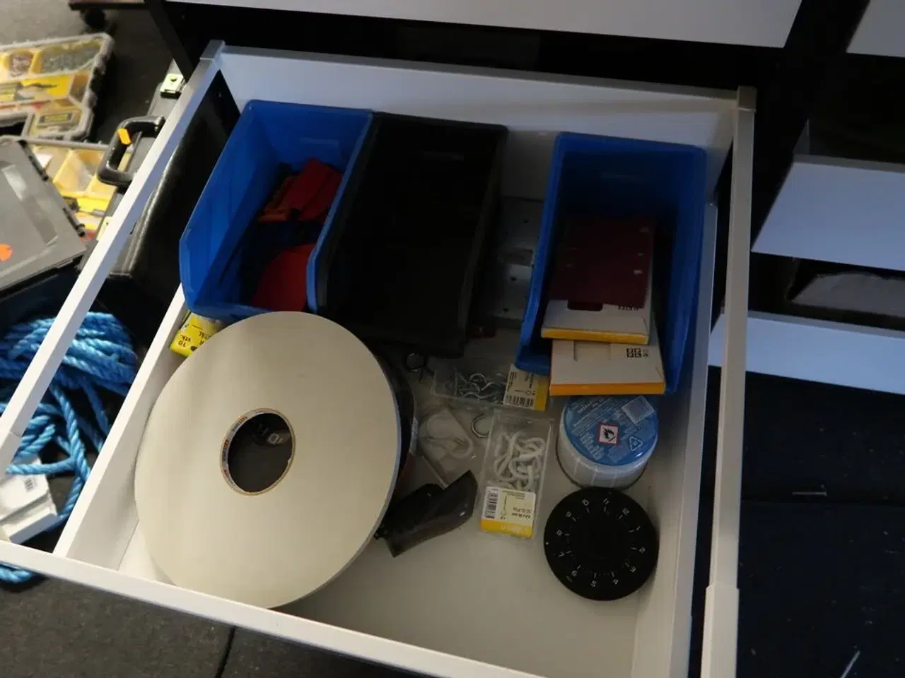 Billede 9 - Arbejdsbord med skuffer med indhold (maskiner medfølger ikke)