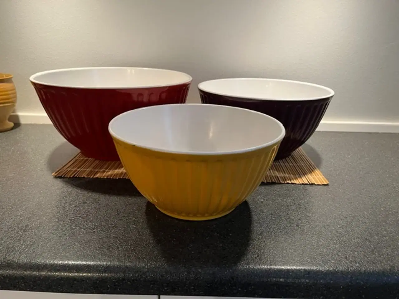 Billede 1 - Sæt med 3 riflede flerfarvede melamin skåle