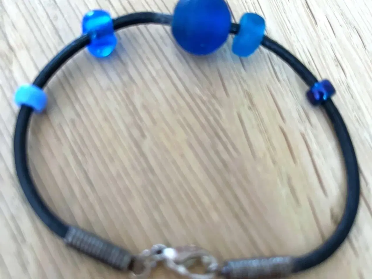 Billede 3 - Læderarmbånd med blå glasperler