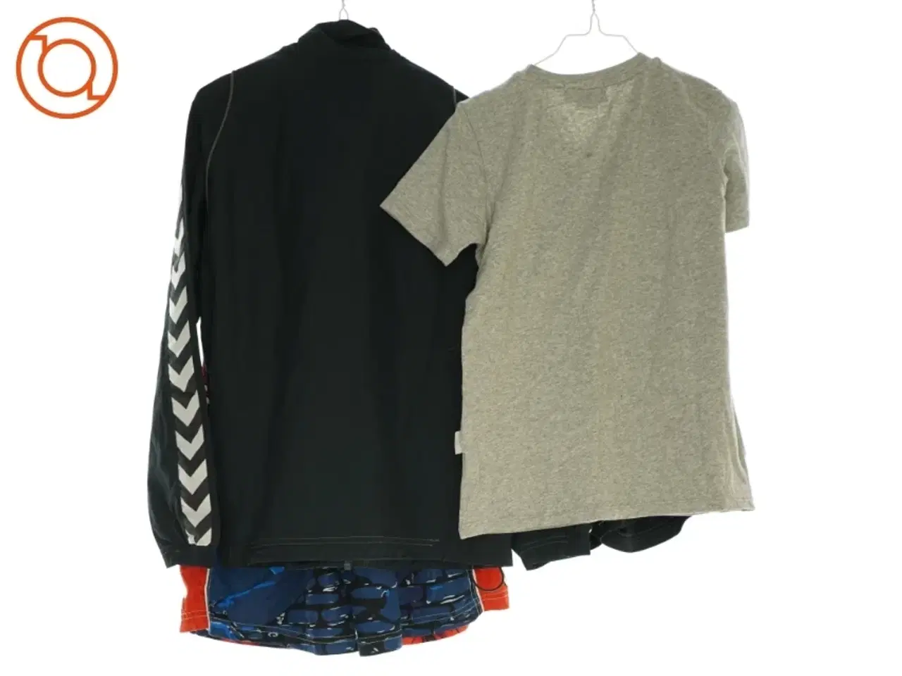 Billede 2 - Jakke, T shirt og 2 par shorts (str. 140)