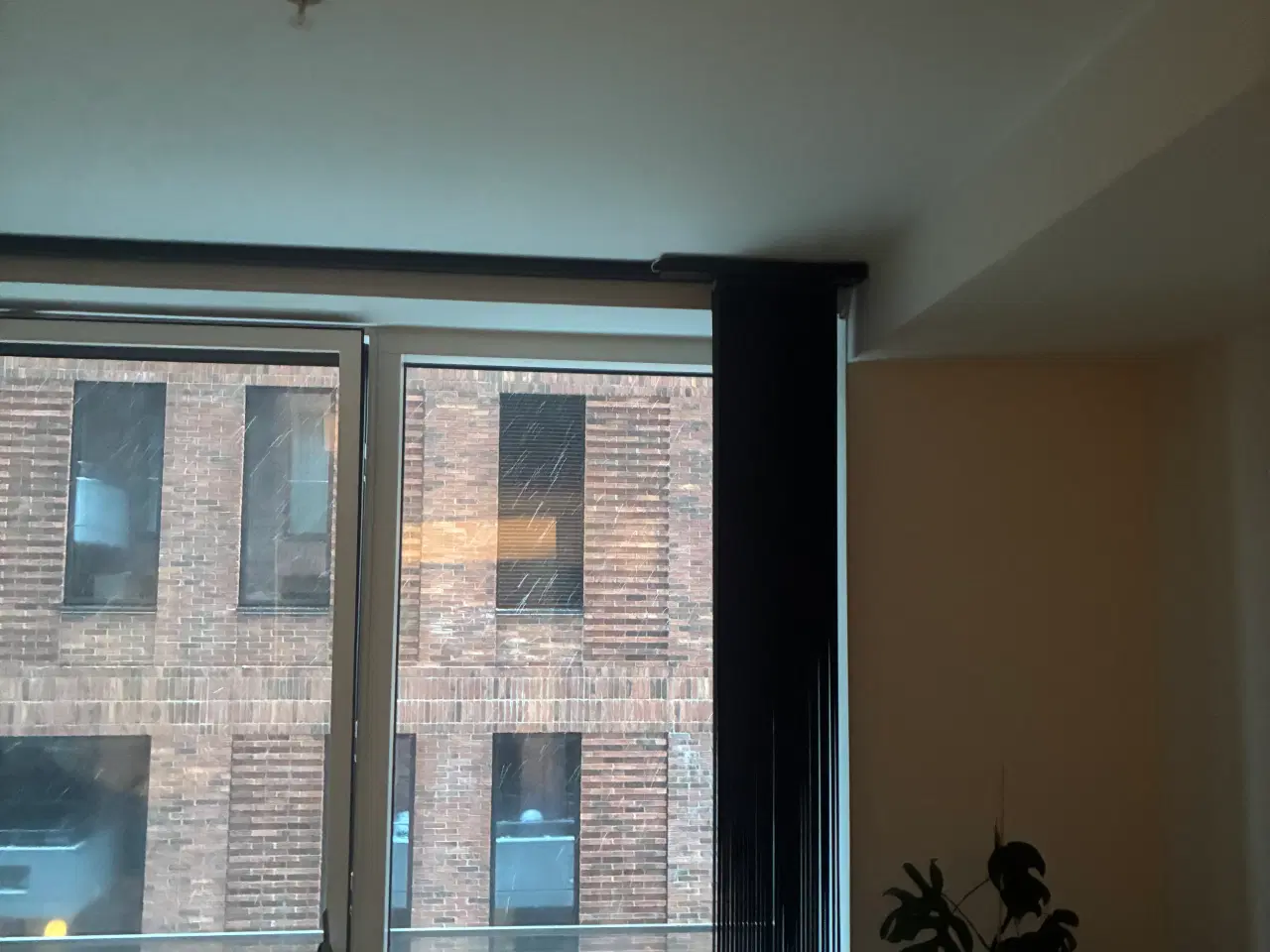 Billede 2 - To sorte Faber lamelgardiner med fjernbetjening 