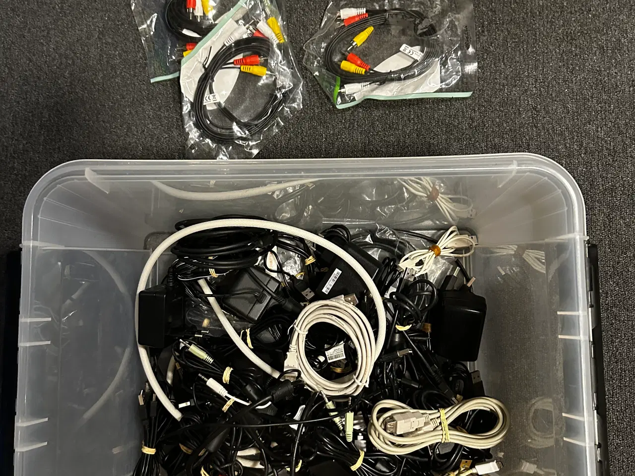 Billede 2 - USB, HDMI, POWER og andre kabler.