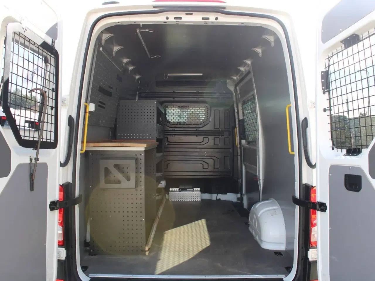 Billede 1 - VW Crafter 35 2,0 TDi 140 Kassevogn L3H2 aut.