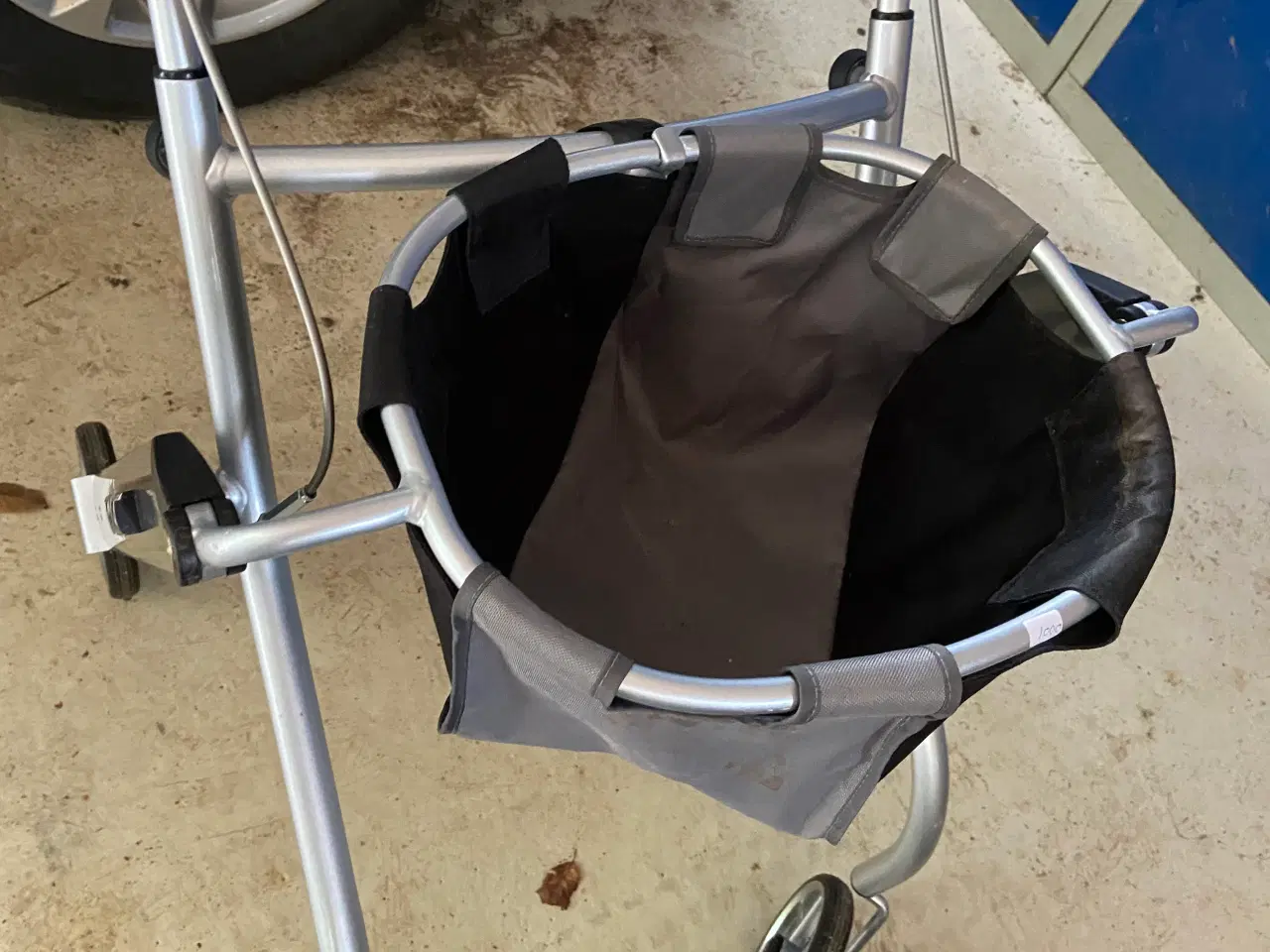 Billede 3 - Rollator med bakke og kurv