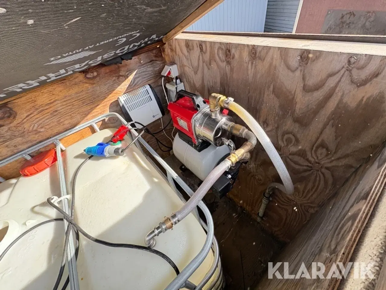 Billede 7 - Isoleret kasse med vandtank og vandværk