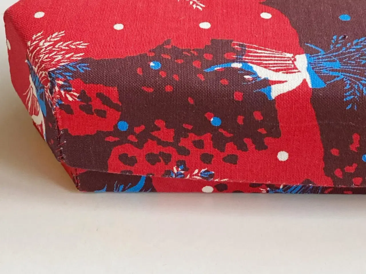 Billede 5 - Stofæske, trekantet m rødt stof